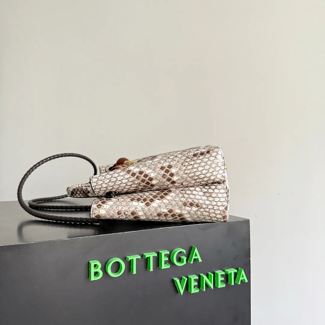 The new Andiamo batch of 3060 BV is shipped‼ ️The classic intercciato weaving process is used to create a soft bag, the metal knot is made of micro-cast aluminum using jewelry technology🪢, and the decorative beads are made of metal and hand-polished oak, allowing you to jump repeatedly between elegance and fun💃, making it unpredictable. Classic and versatile, it shows off your temperament, and the bag has a large capacity, making it very convenient for daily commuting! It has a variety of carrying methods, the shoulder straps can be adjusted by yourself, the original lambskin feels soft and delicate, and the unisex style breaks gender boundaries and brings a more practical and long-lasting use experience. The Andiamo, which has both elegant and casual styles, perfectly interprets the "fashionable old money style". Style number: 743568+wood hardware Color: original snakeskin pattern Size: 25*22*10.5cm